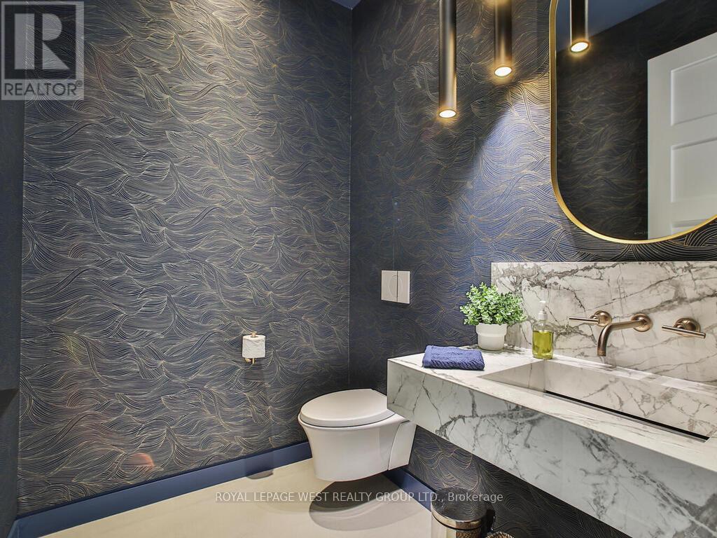 4 Old Oak Road, Toronto (kingsway South), Ontario