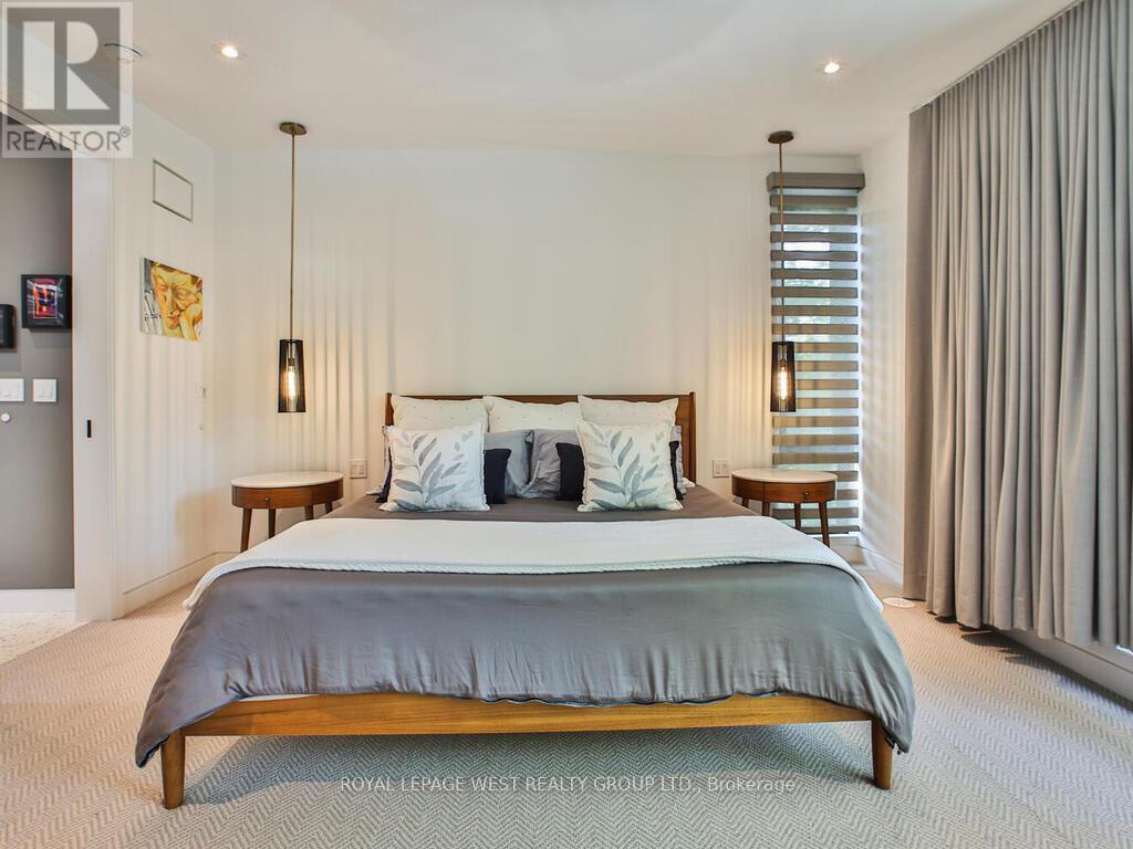 4 Old Oak Road, Toronto (kingsway South), Ontario