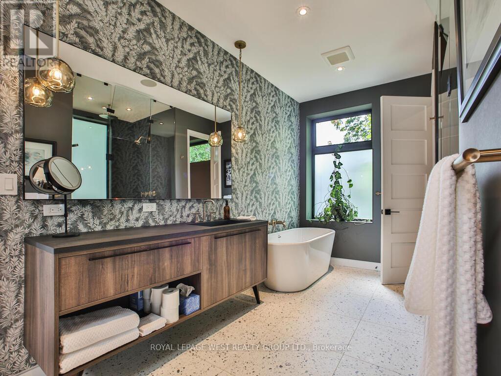 4 Old Oak Road, Toronto (kingsway South), Ontario