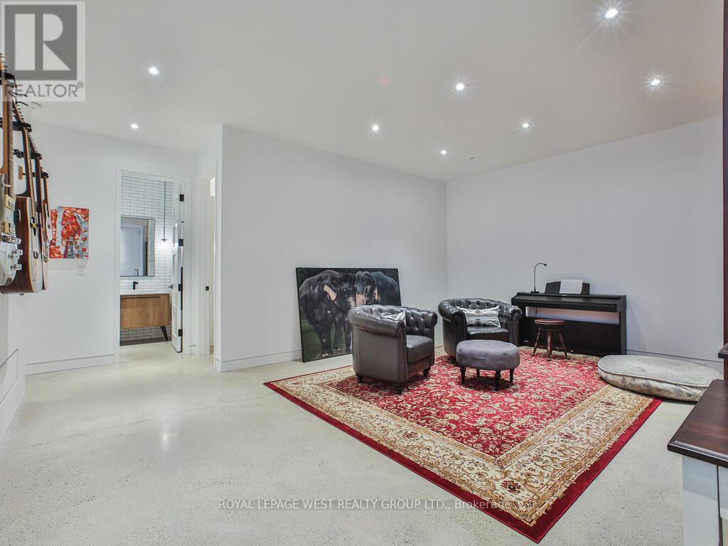 4 Old Oak Road, Toronto (kingsway South), Ontario