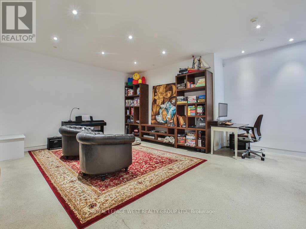 4 Old Oak Road, Toronto (kingsway South), Ontario