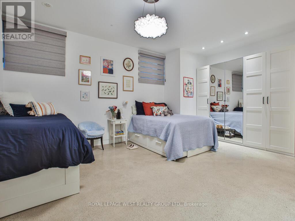 4 Old Oak Road, Toronto (kingsway South), Ontario