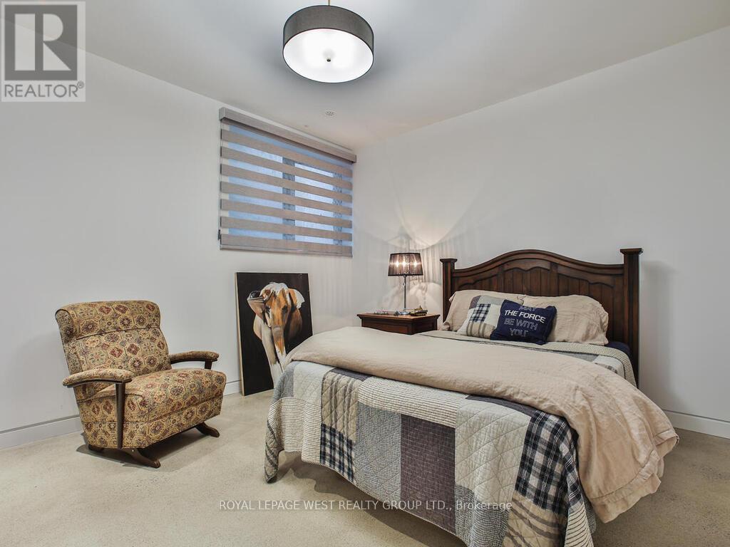 4 Old Oak Road, Toronto (kingsway South), Ontario