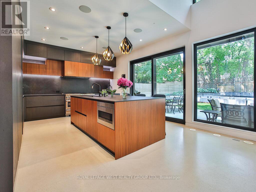 4 Old Oak Road, Toronto (kingsway South), Ontario