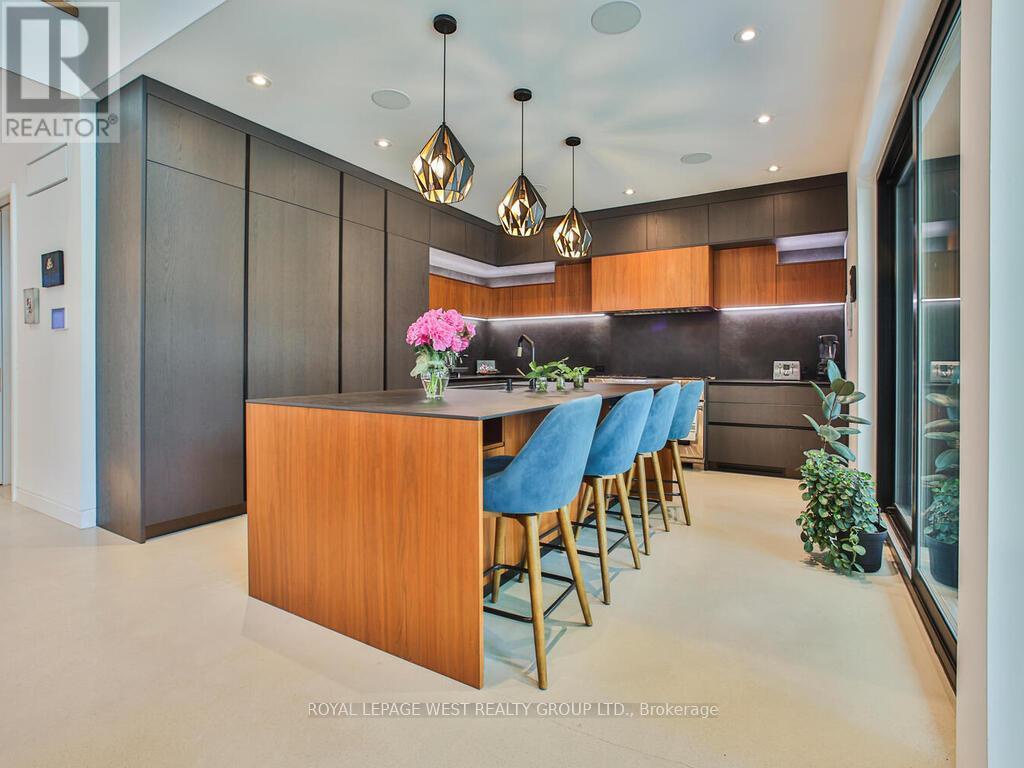 4 Old Oak Road, Toronto (kingsway South), Ontario