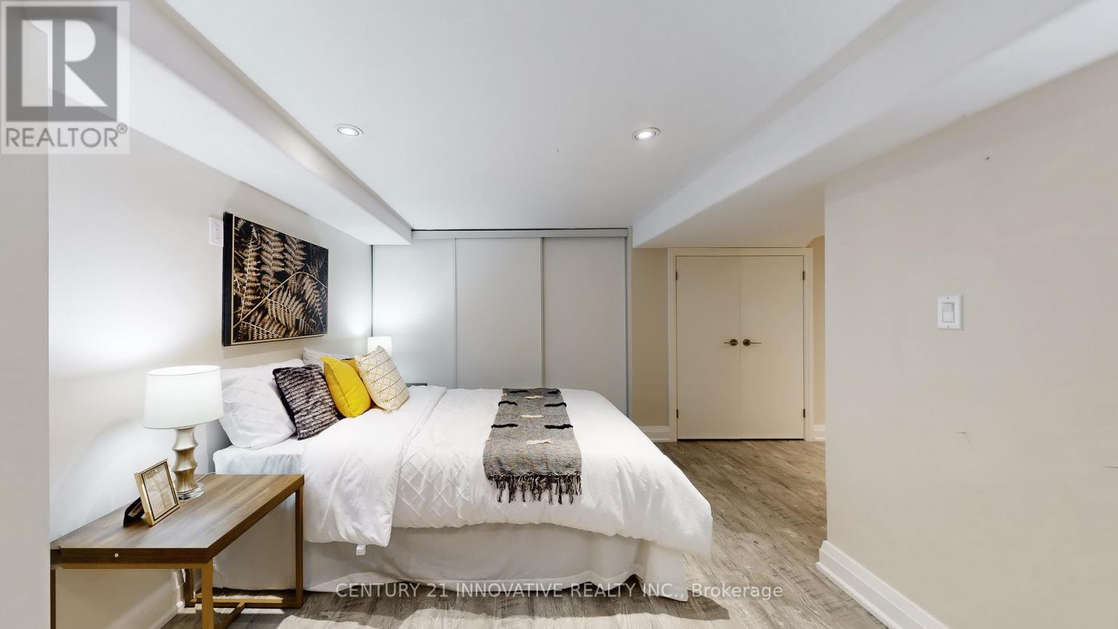 1 Dustan Crescent, Toronto (east York), Ontario