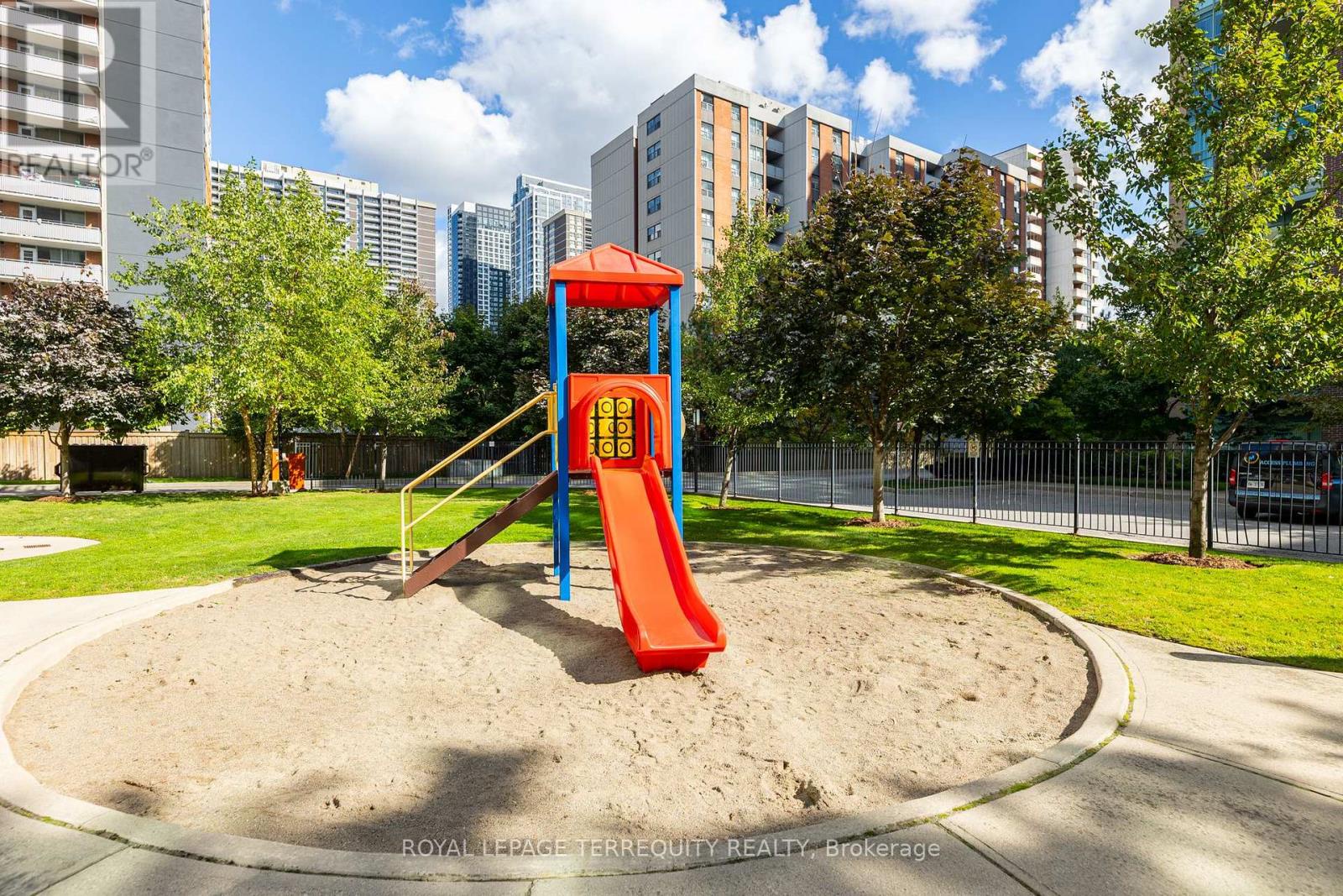 1005 - 15 Michael Power Place, Toronto (islington-city Centre West), Ontario