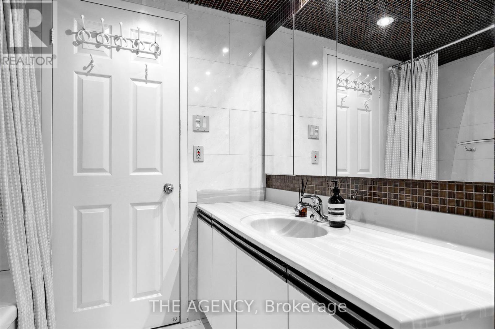 606 - 99 Harbour Square, Toronto (waterfront Communities), Ontario