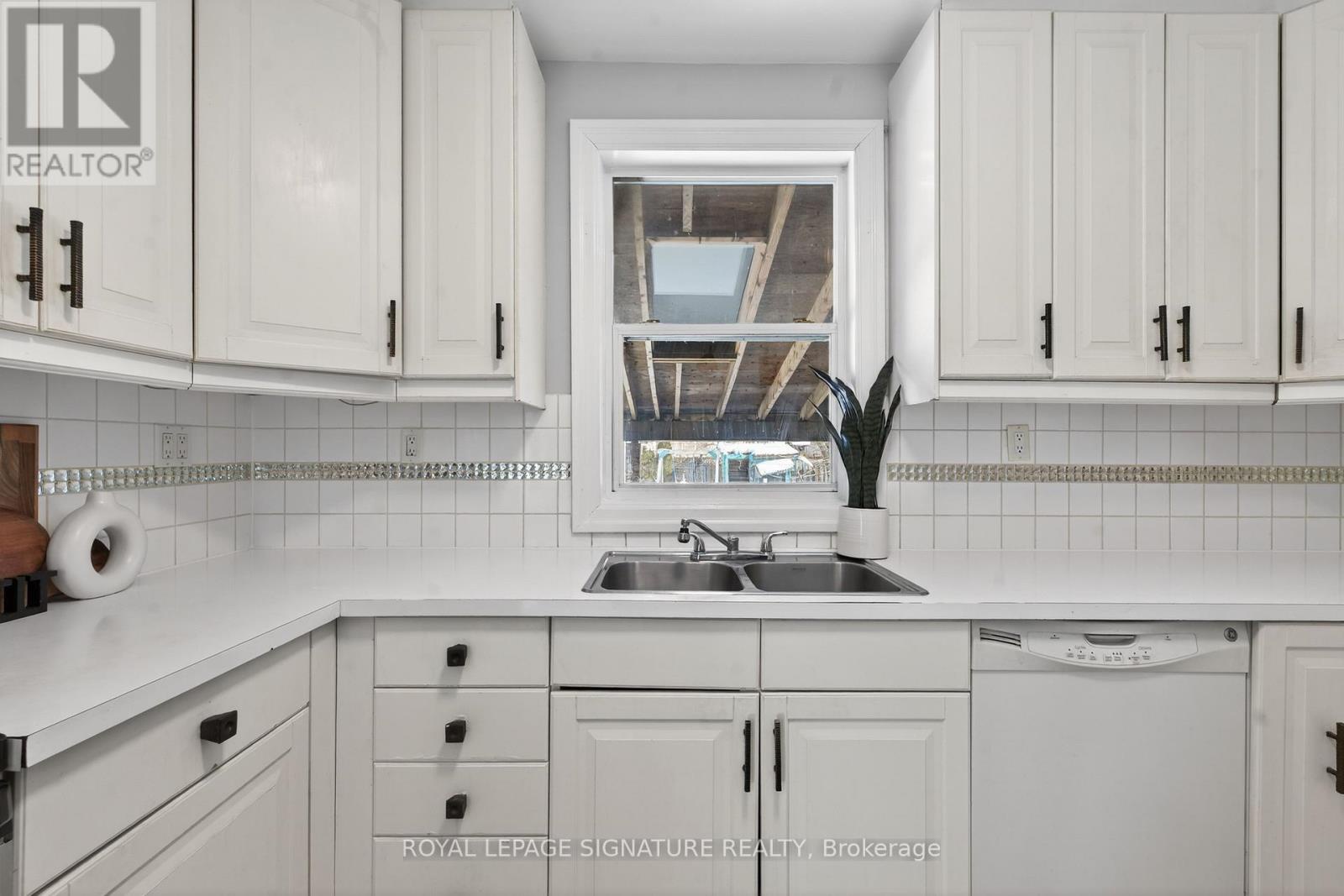 3 Wanstead Avenue, Toronto (oakridge), Ontario