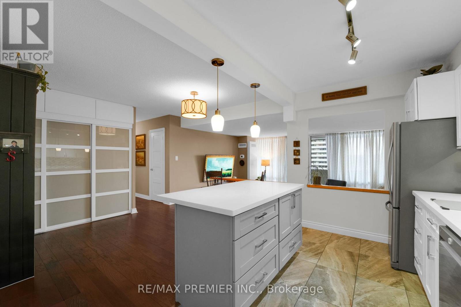 904 - 250 Scarlett Road, Toronto (rockcliffe-smythe), Ontario