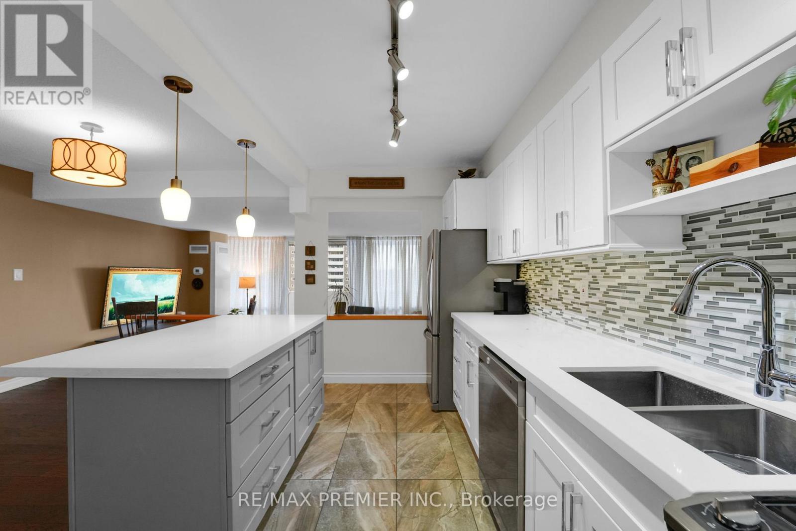 904 - 250 Scarlett Road, Toronto (rockcliffe-smythe), Ontario