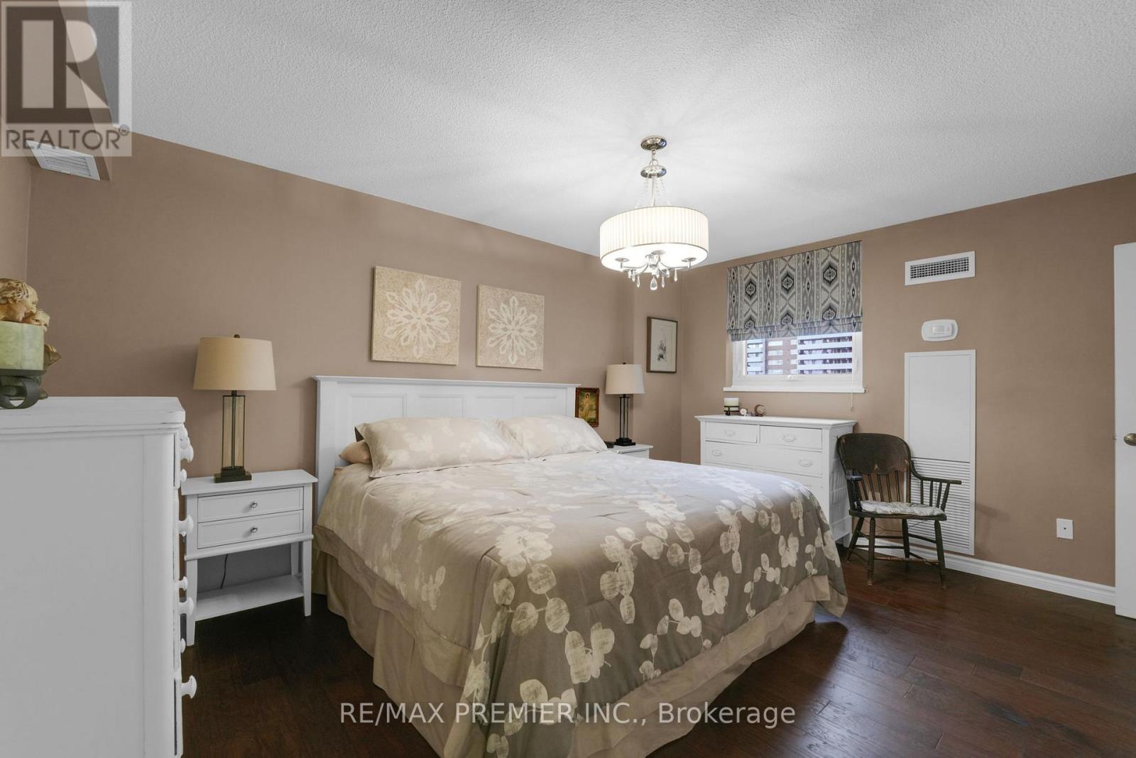 904 - 250 Scarlett Road, Toronto (rockcliffe-smythe), Ontario