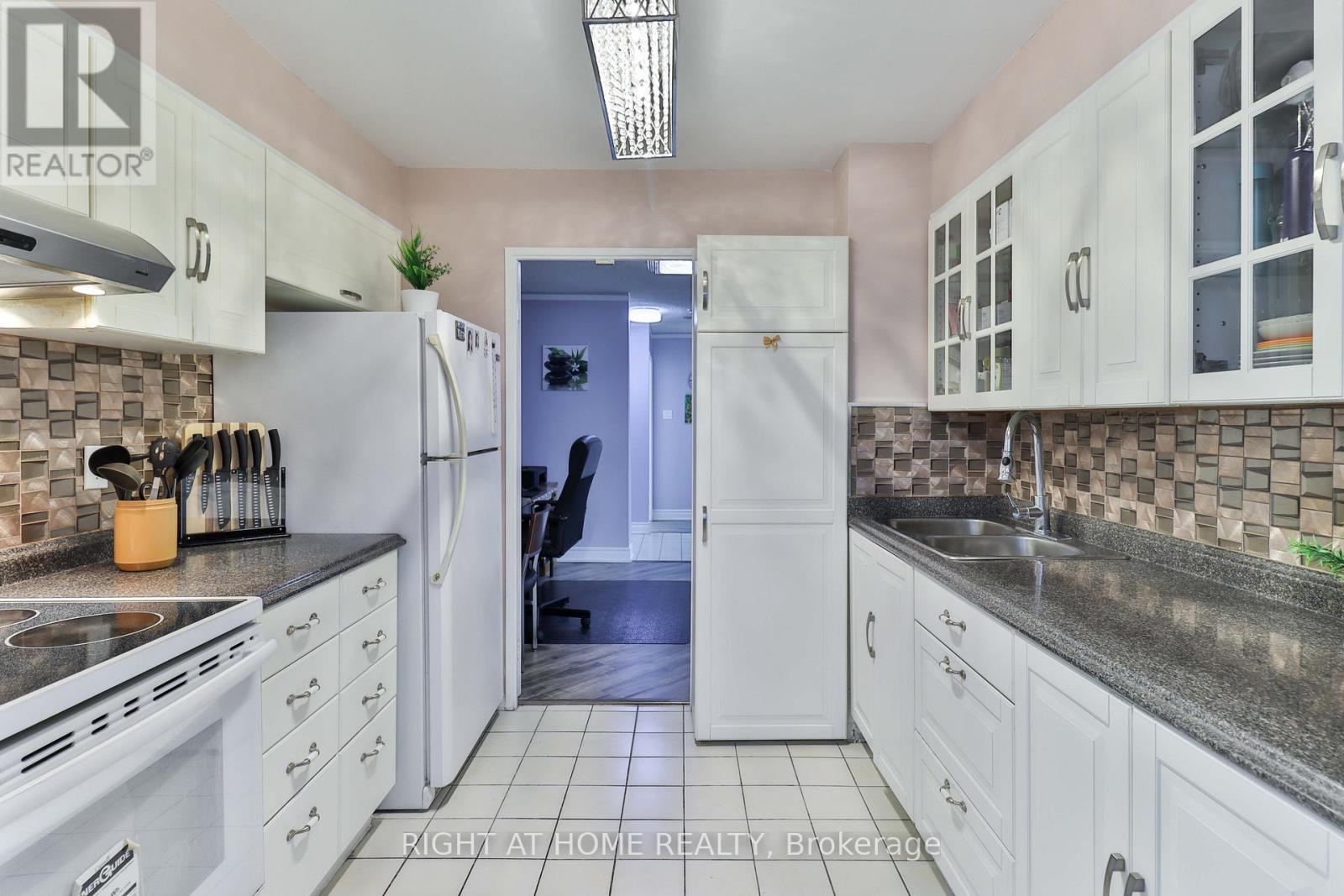 1609 - 410 Mclevin Avenue, Toronto (malvern), Ontario