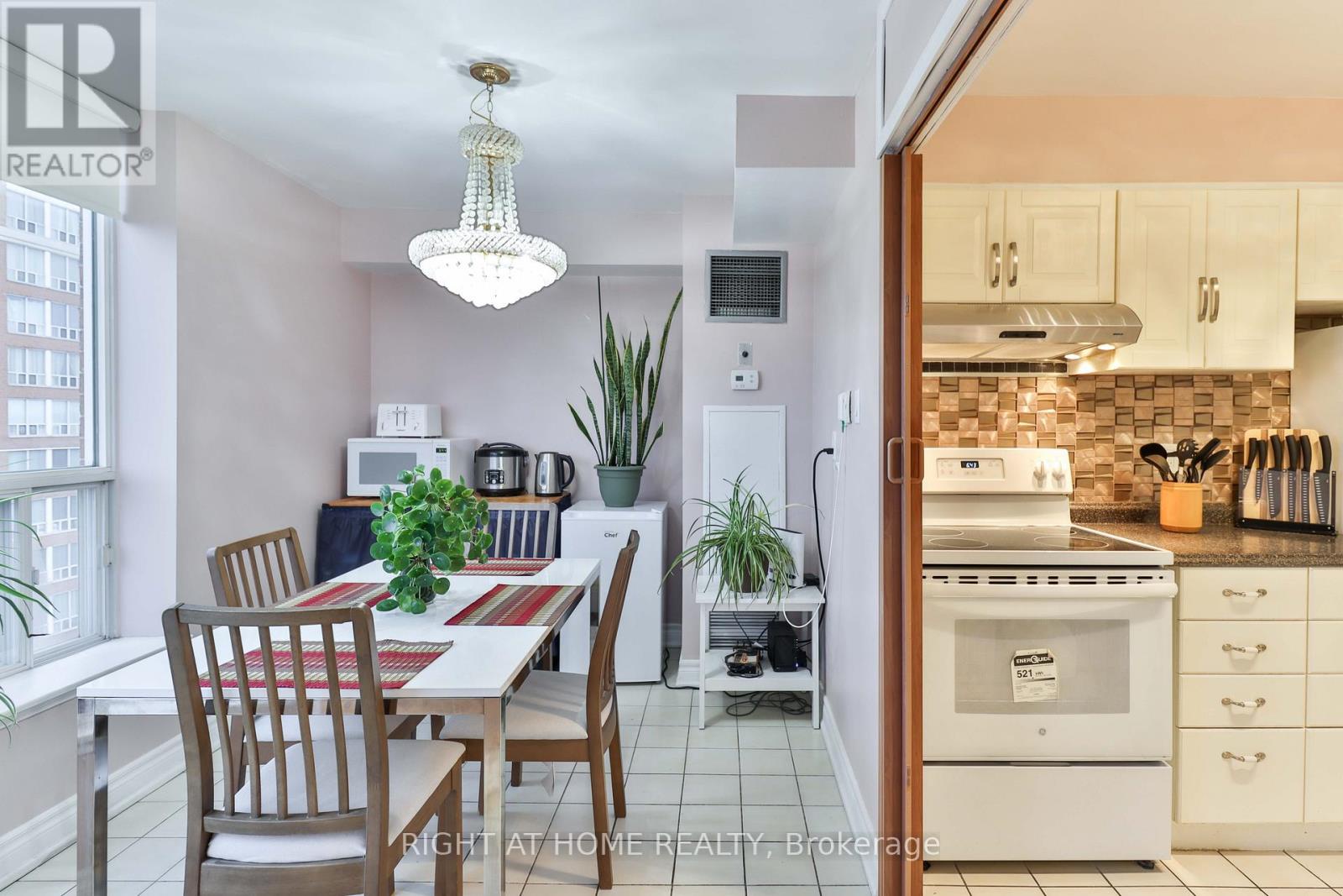 1609 - 410 Mclevin Avenue, Toronto (malvern), Ontario