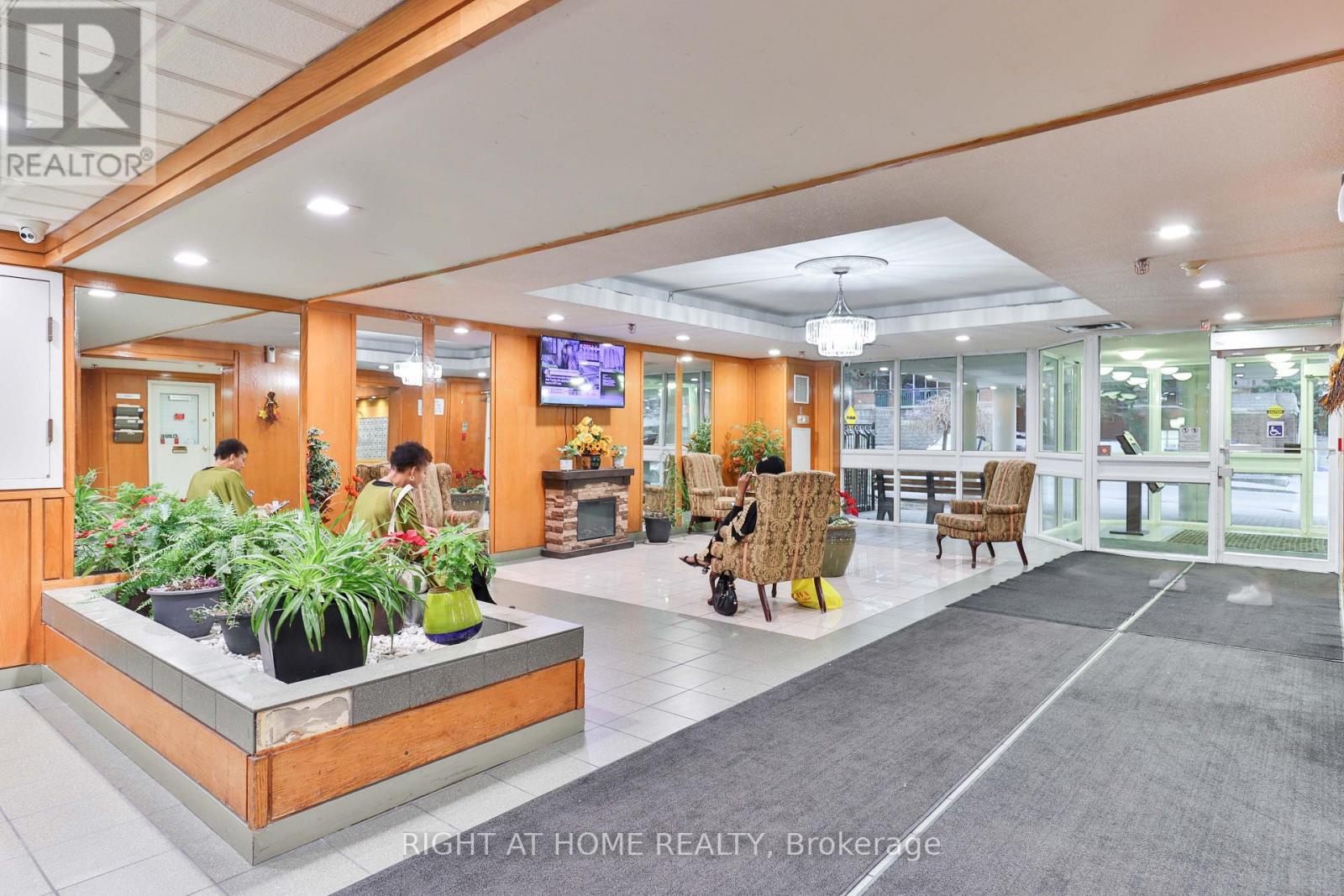 1609 - 410 Mclevin Avenue, Toronto (malvern), Ontario