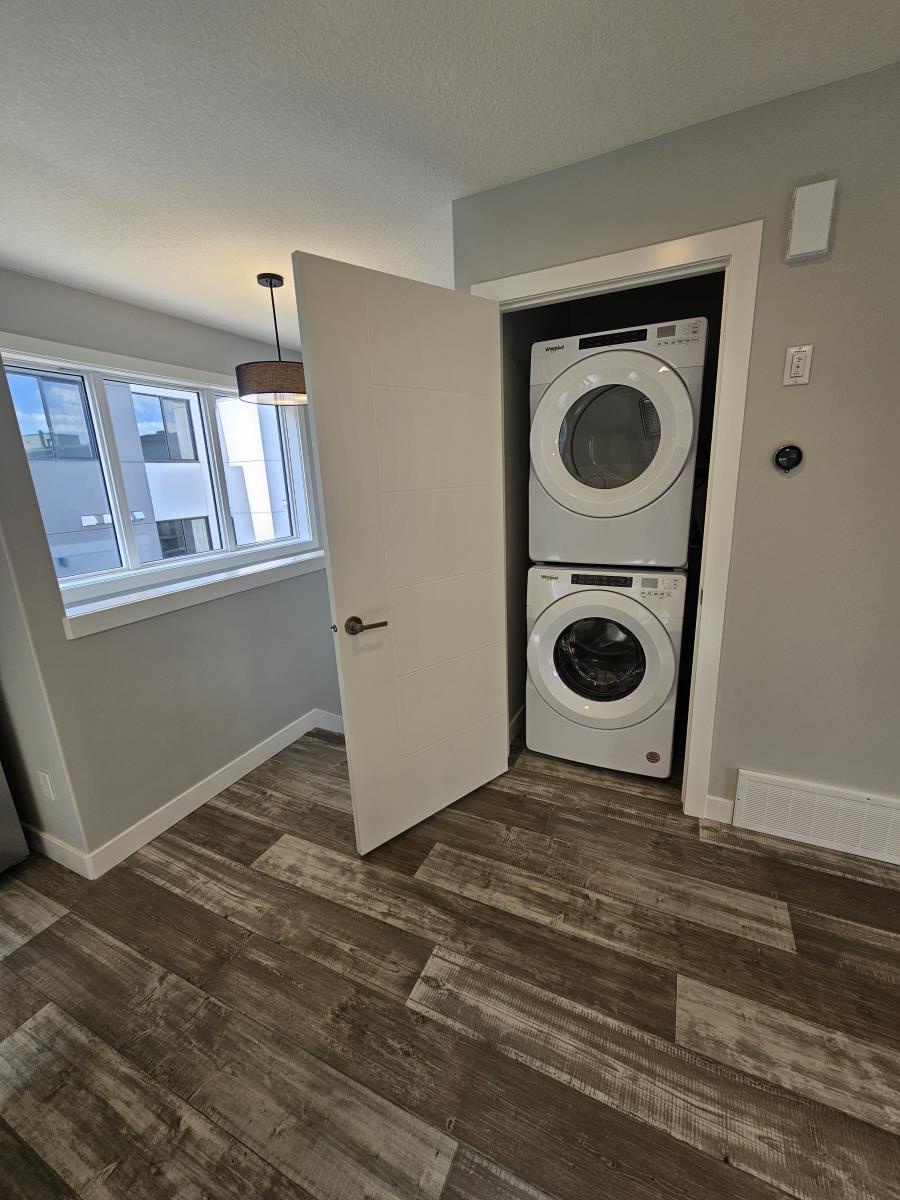 8069-8073 Cedric Mah Rd, Edmonton, Alberta