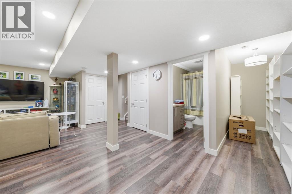 639 Copperpond Circle Se, Calgary, Alberta