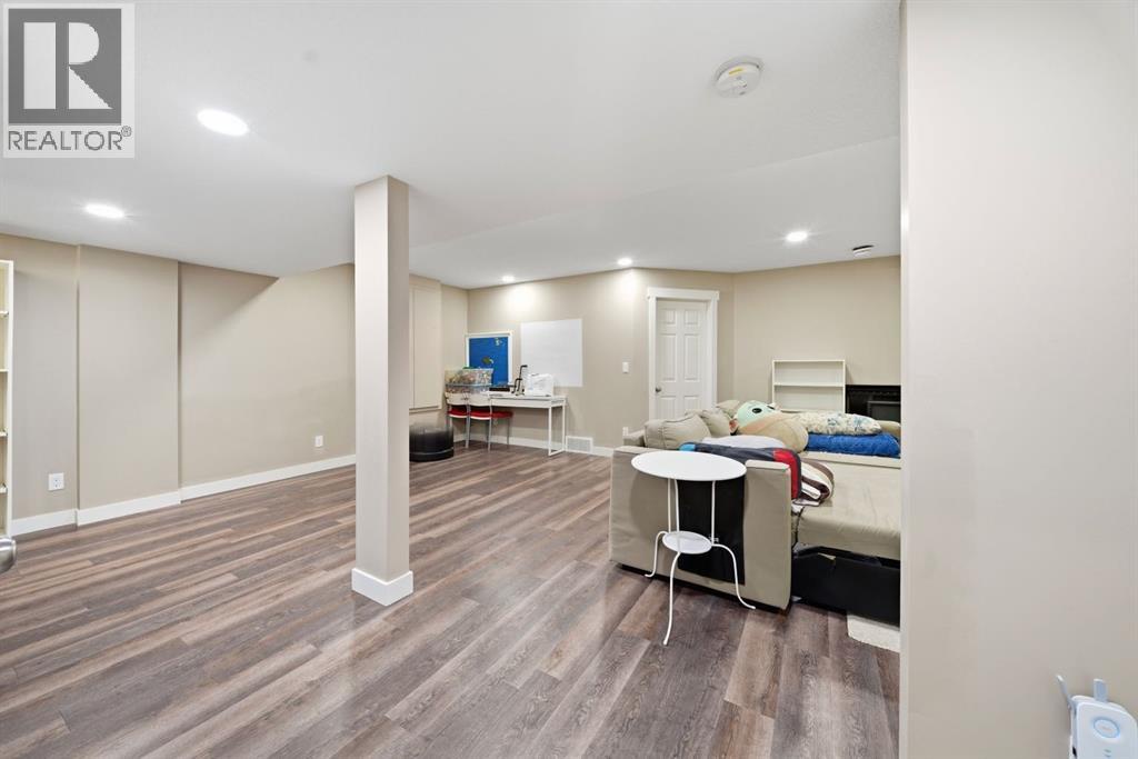 639 Copperpond Circle Se, Calgary, Alberta