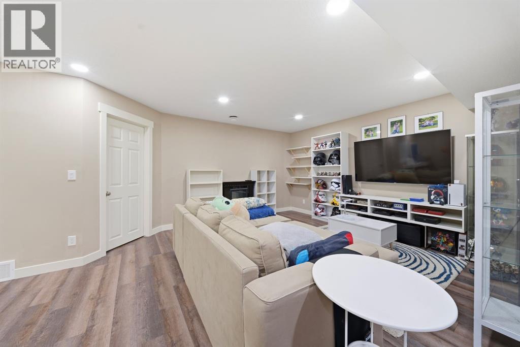 639 Copperpond Circle Se, Calgary, Alberta