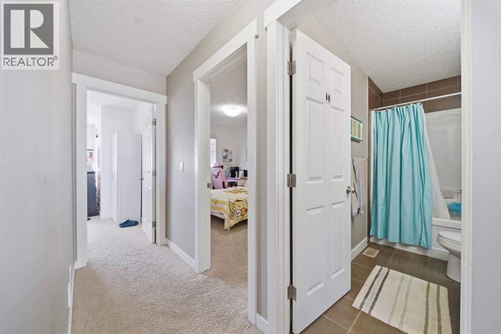 639 Copperpond Circle Se, Calgary, Alberta