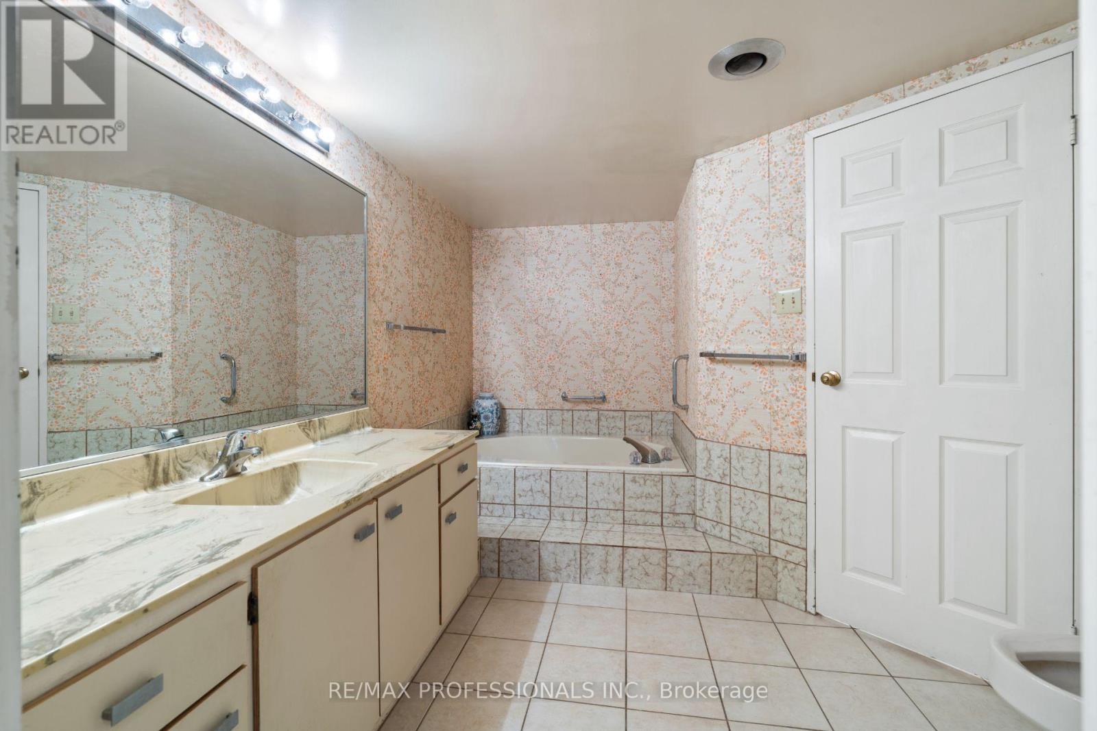 404 - 2545 Bloor Street W, Toronto (high Park-swansea), Ontario