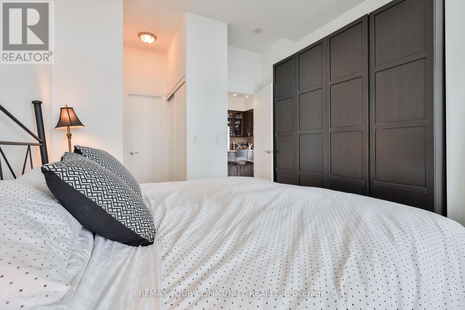 Ph 201 - 8 Scollard Street, Toronto (annex), Ontario