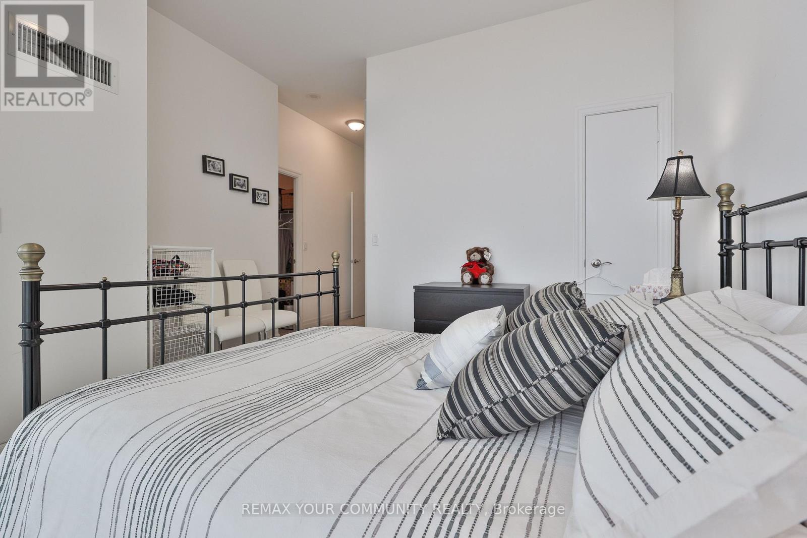 Ph 201 - 8 Scollard Street, Toronto (annex), Ontario