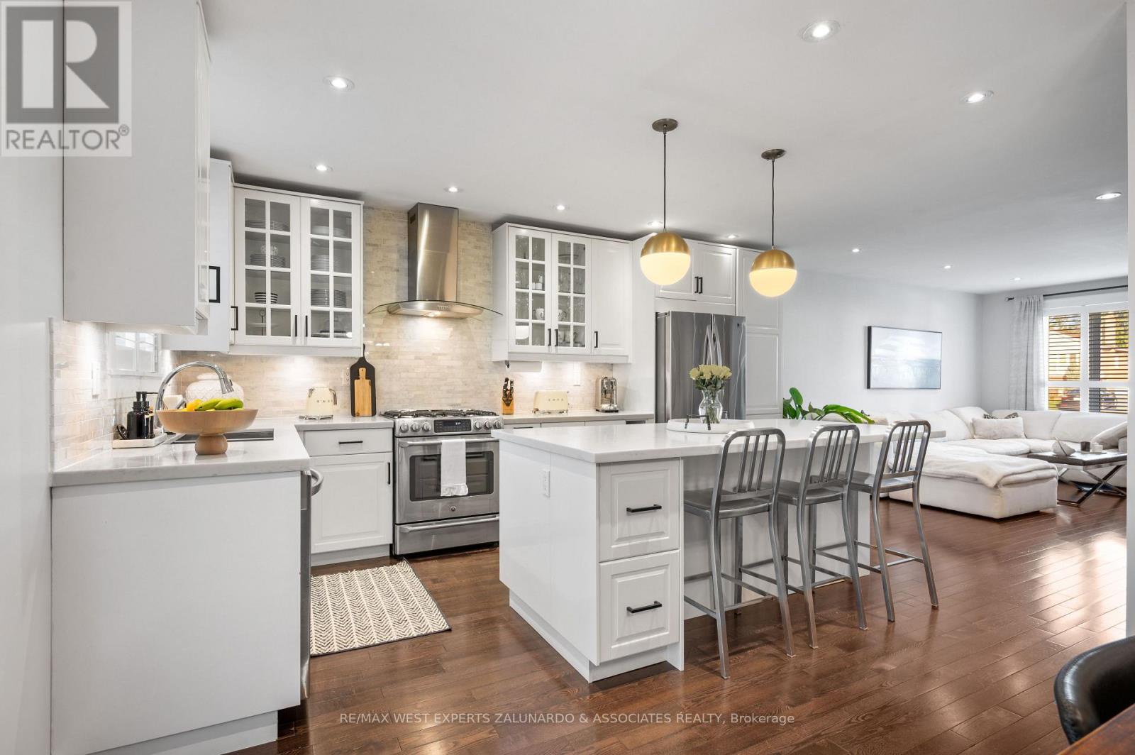 18 Smallwood Drive, Toronto (downsview-roding-cfb), Ontario