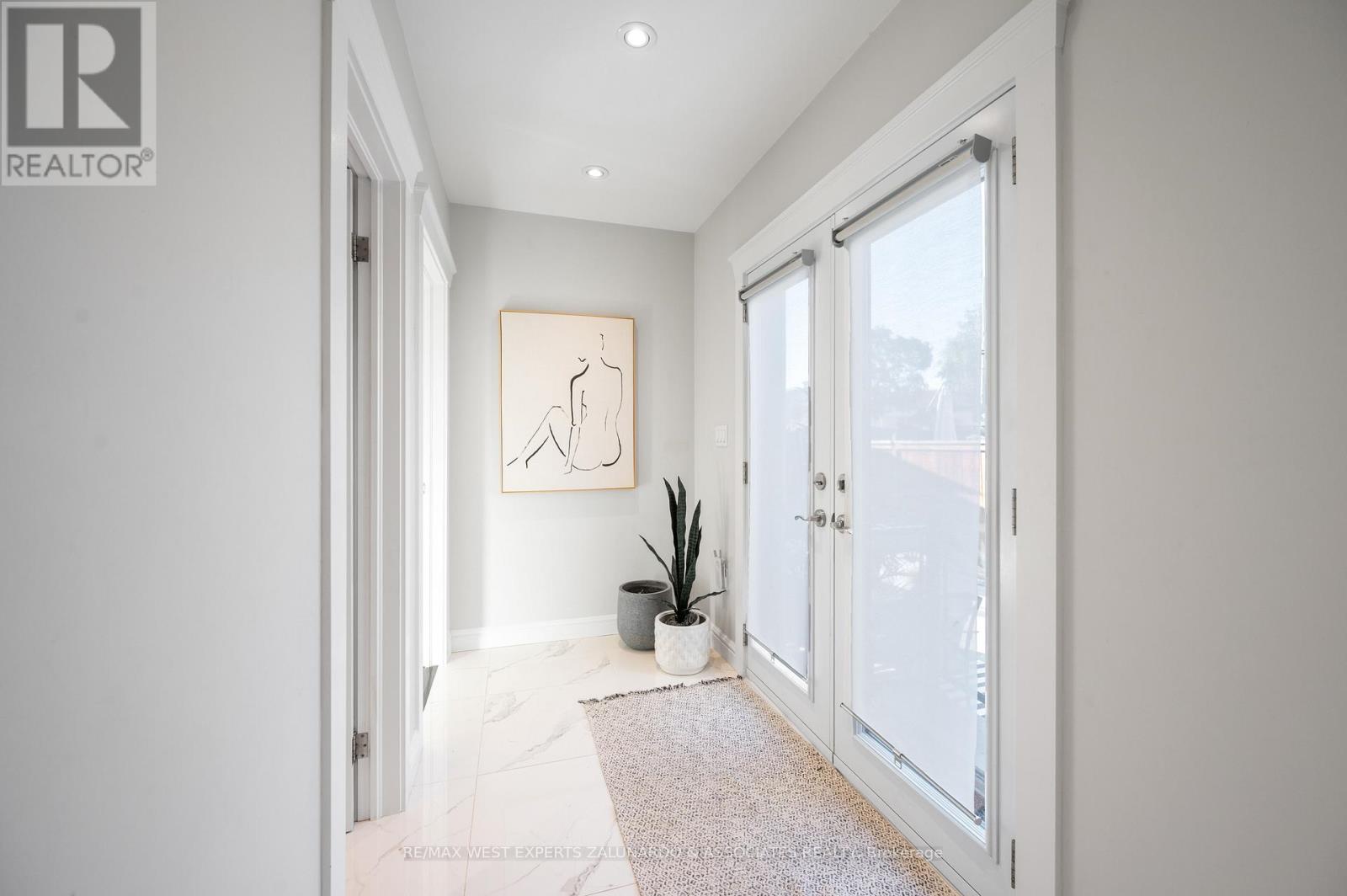 18 Smallwood Drive, Toronto (downsview-roding-cfb), Ontario