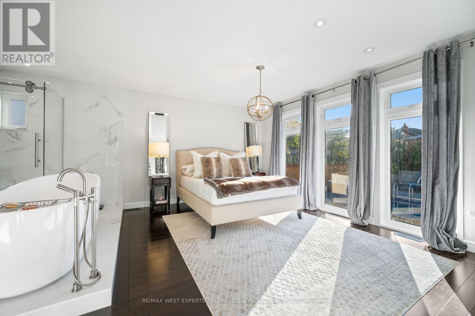 18 Smallwood Drive, Toronto (downsview-roding-cfb), Ontario