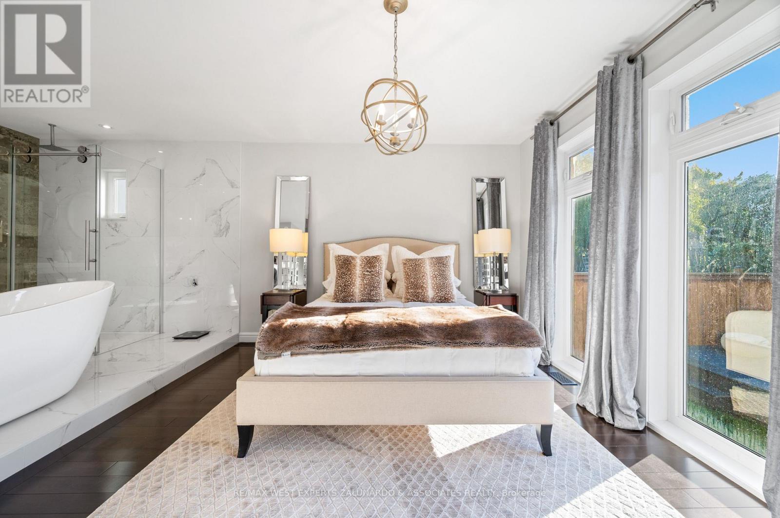 18 Smallwood Drive, Toronto (downsview-roding-cfb), Ontario