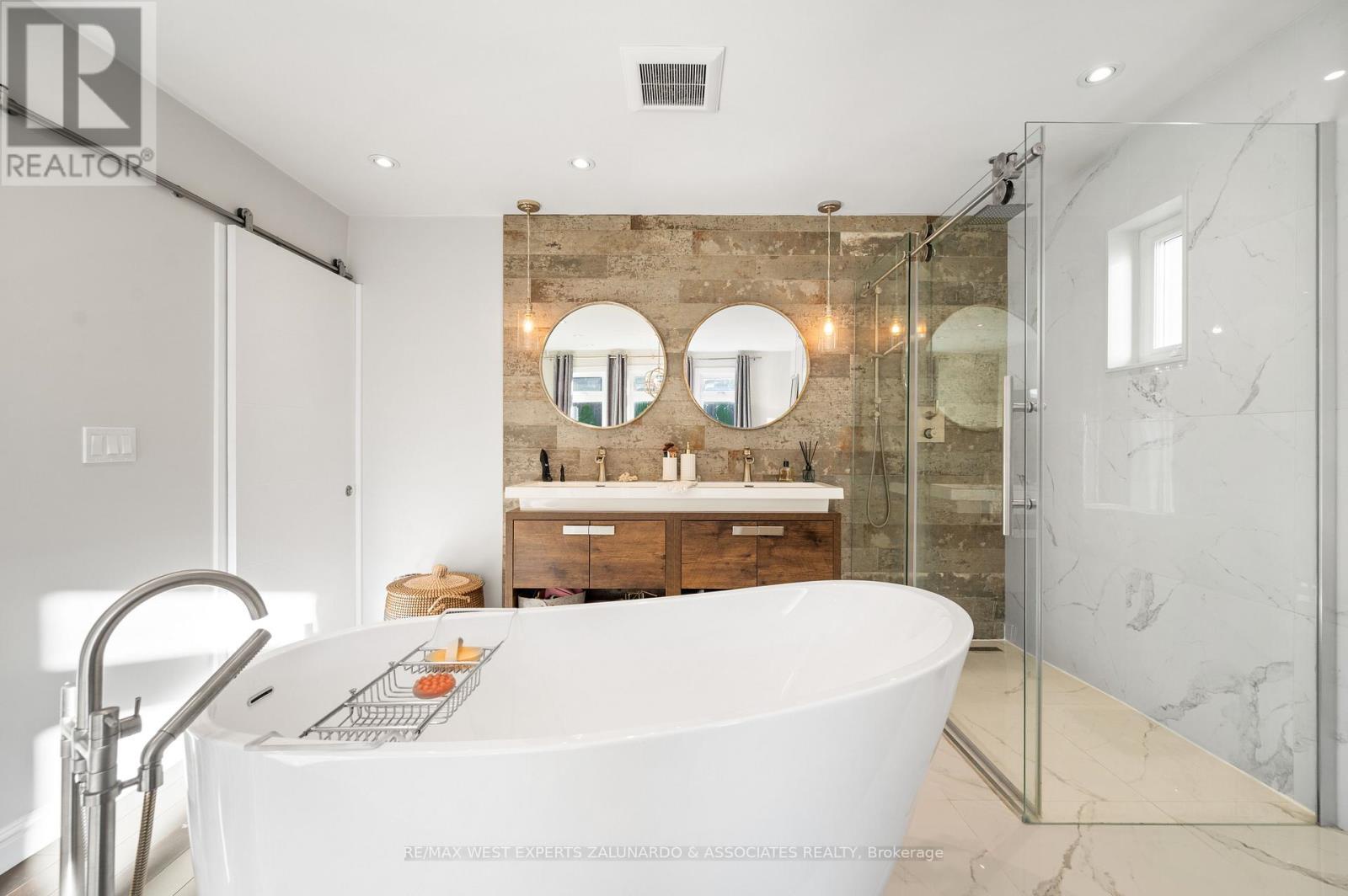 18 Smallwood Drive, Toronto (downsview-roding-cfb), Ontario