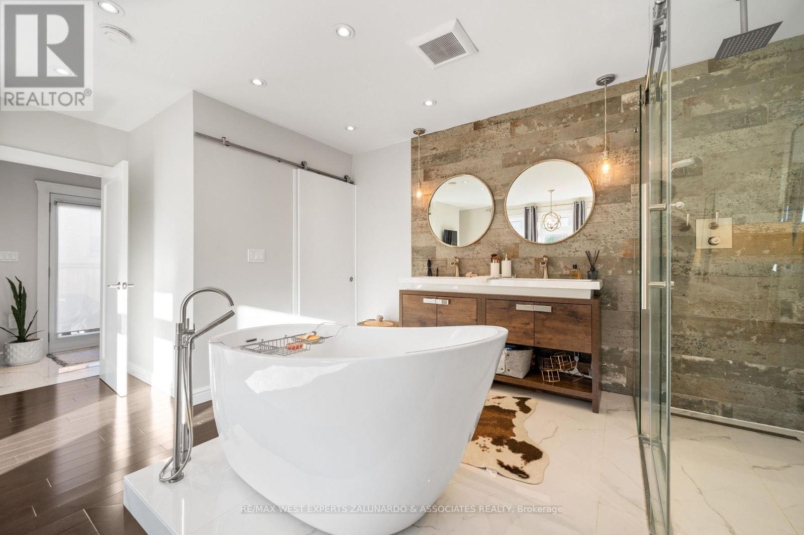 18 Smallwood Drive, Toronto (downsview-roding-cfb), Ontario