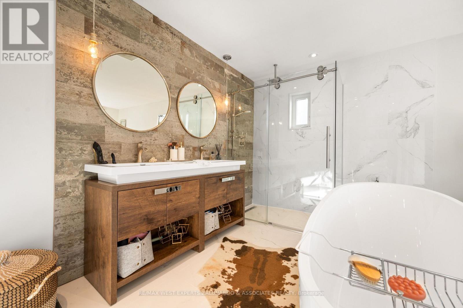 18 Smallwood Drive, Toronto (downsview-roding-cfb), Ontario