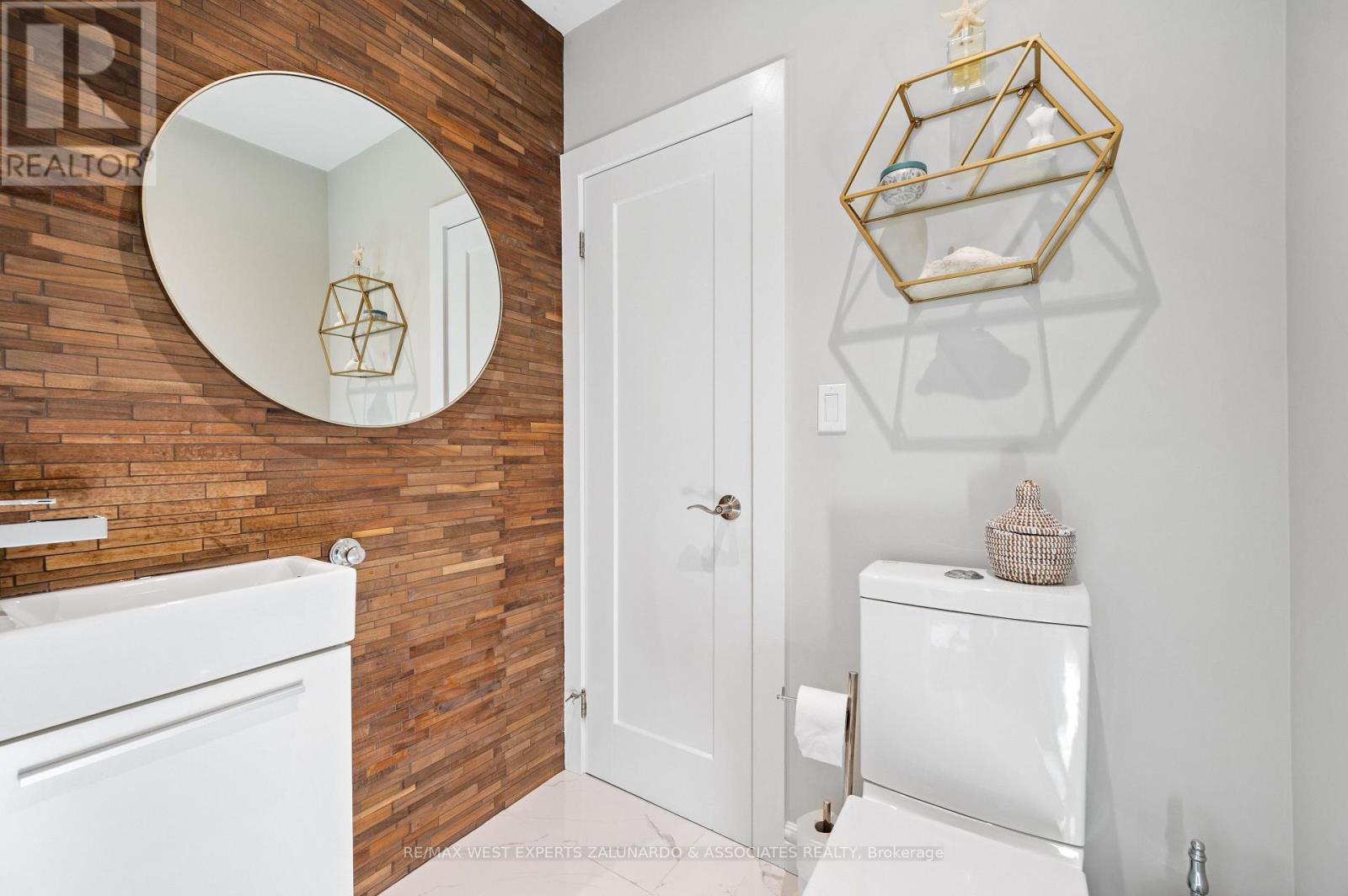 18 Smallwood Drive, Toronto (downsview-roding-cfb), Ontario