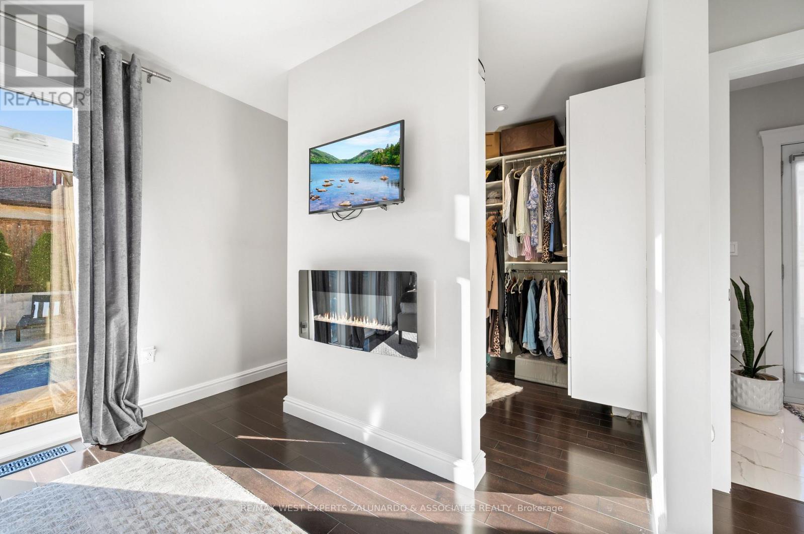 18 Smallwood Drive, Toronto (downsview-roding-cfb), Ontario