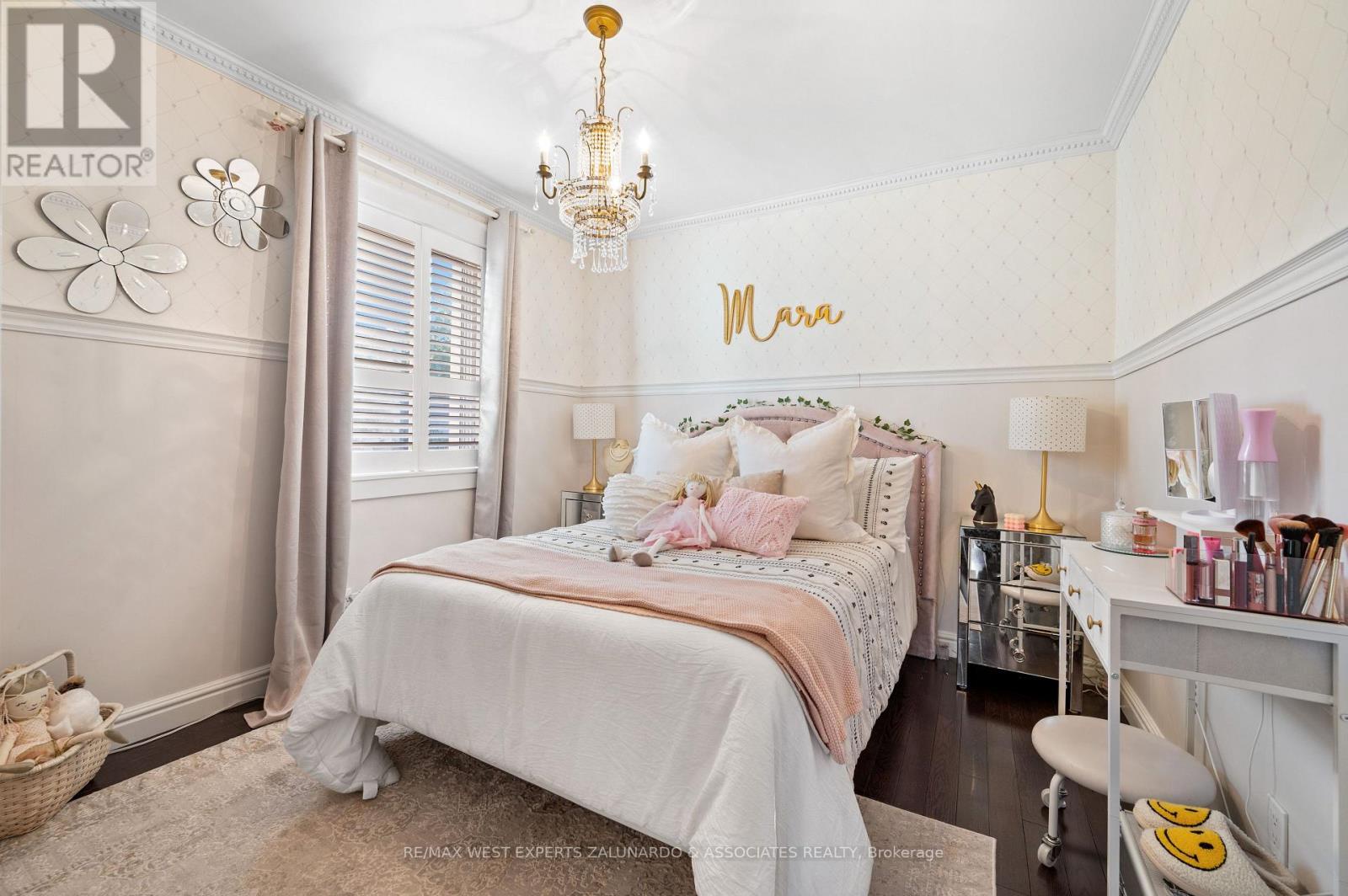 18 Smallwood Drive, Toronto (downsview-roding-cfb), Ontario