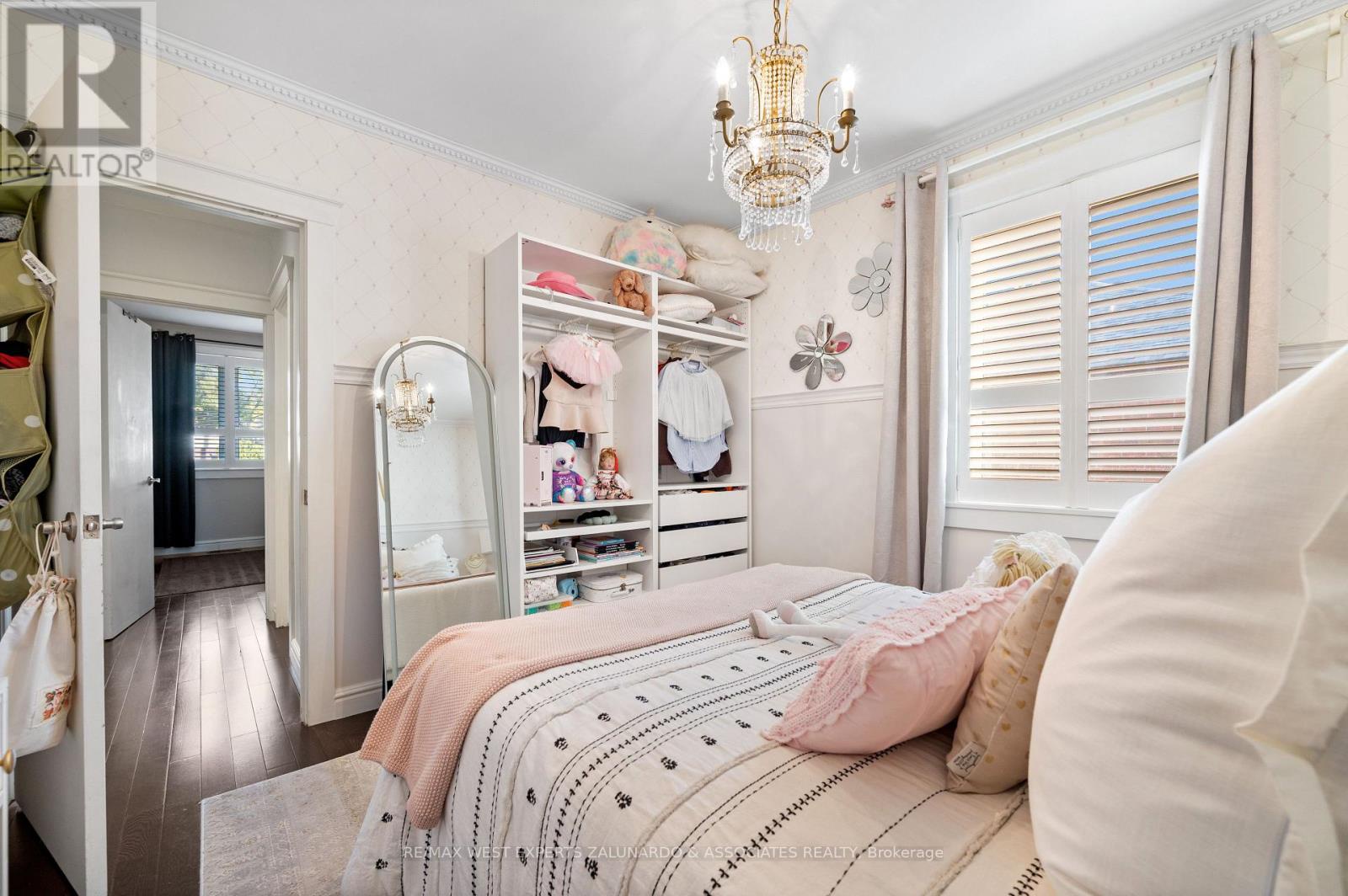 18 Smallwood Drive, Toronto (downsview-roding-cfb), Ontario