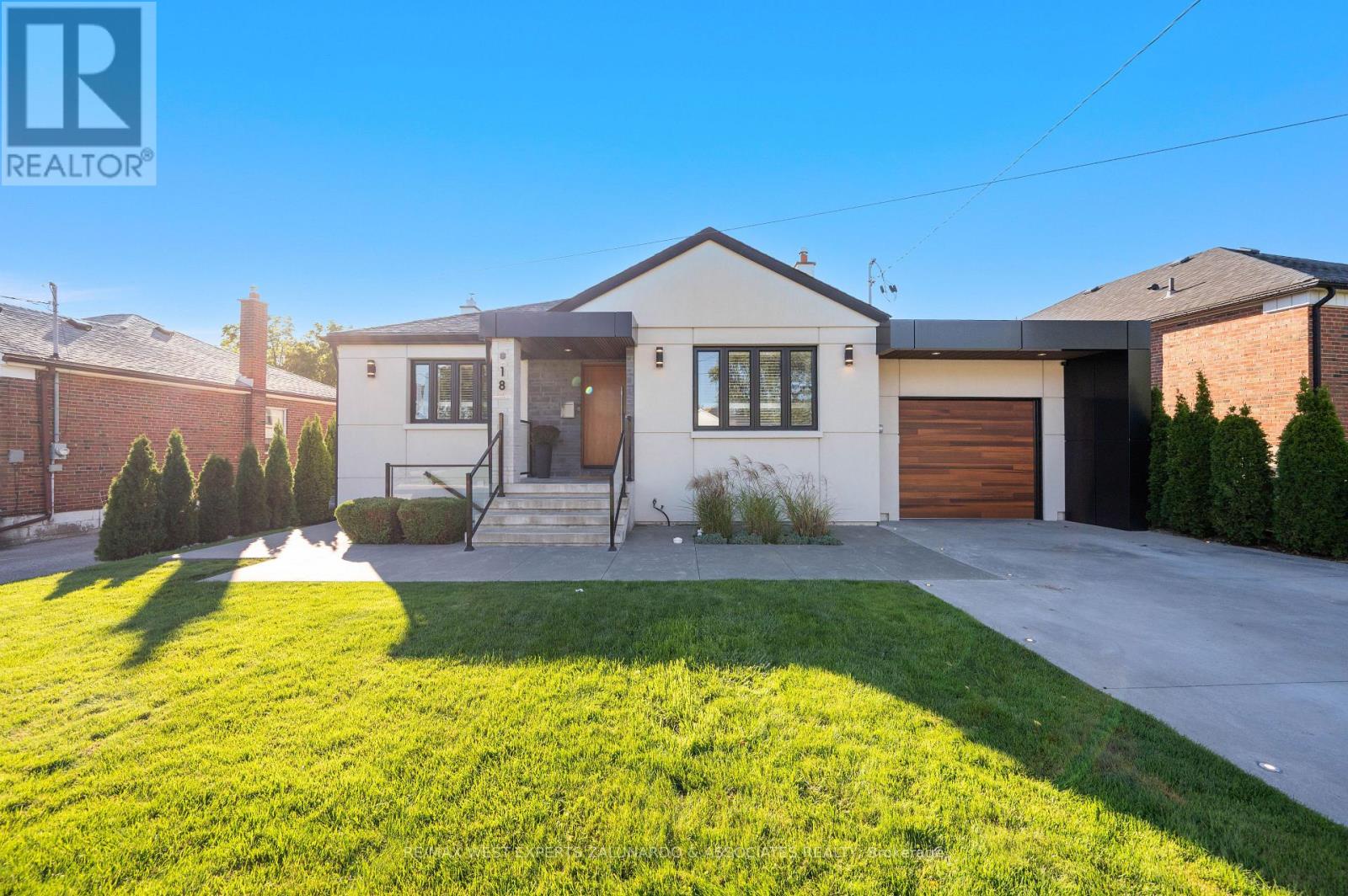 18 Smallwood Drive, Toronto (downsview-roding-cfb), Ontario