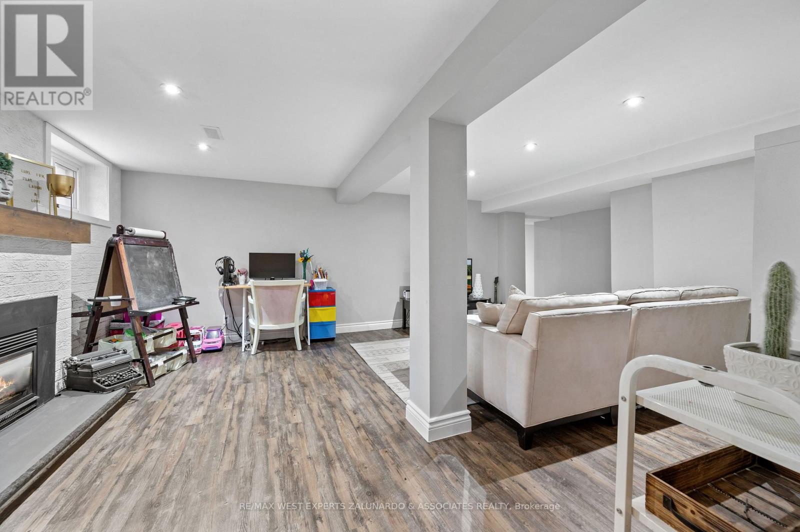 18 Smallwood Drive, Toronto (downsview-roding-cfb), Ontario