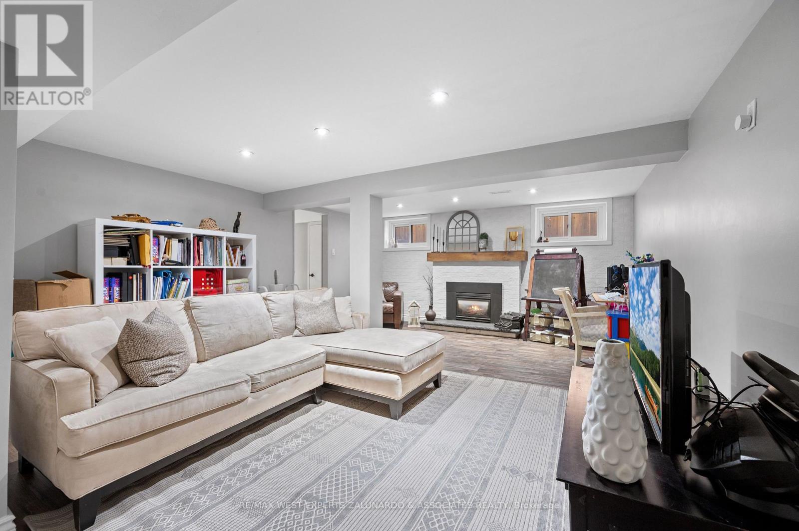 18 Smallwood Drive, Toronto (downsview-roding-cfb), Ontario