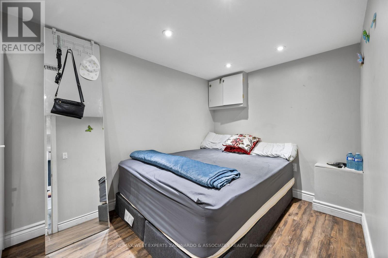 18 Smallwood Drive, Toronto (downsview-roding-cfb), Ontario