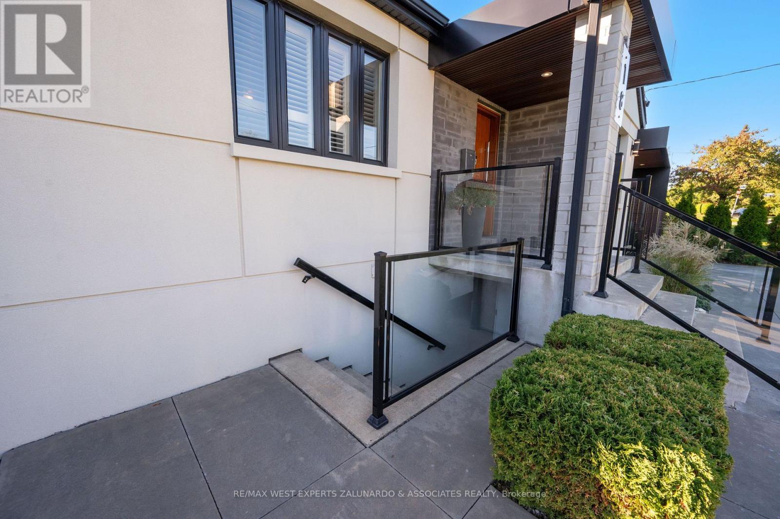 18 Smallwood Drive, Toronto (downsview-roding-cfb), Ontario