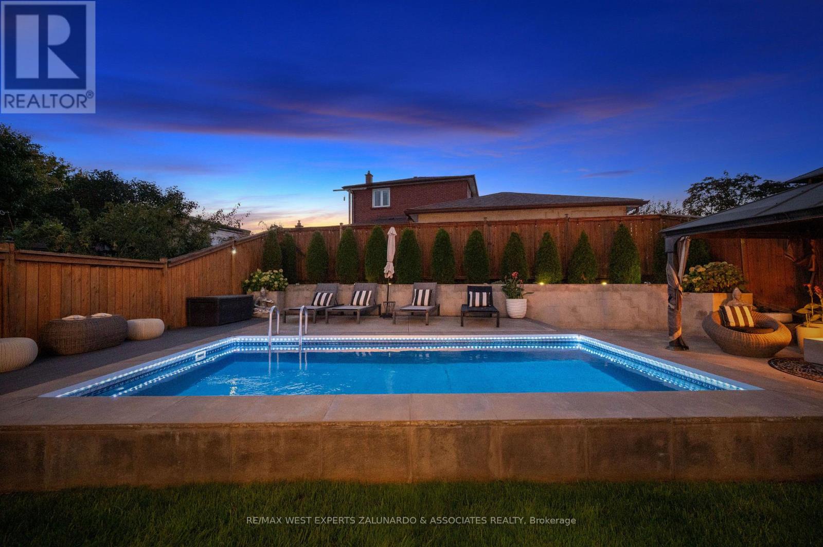 18 Smallwood Drive, Toronto (downsview-roding-cfb), Ontario