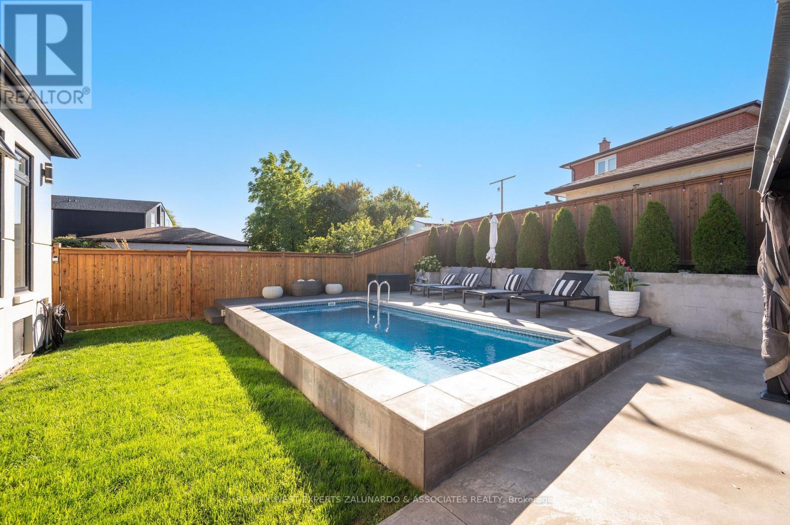 18 Smallwood Drive, Toronto (downsview-roding-cfb), Ontario