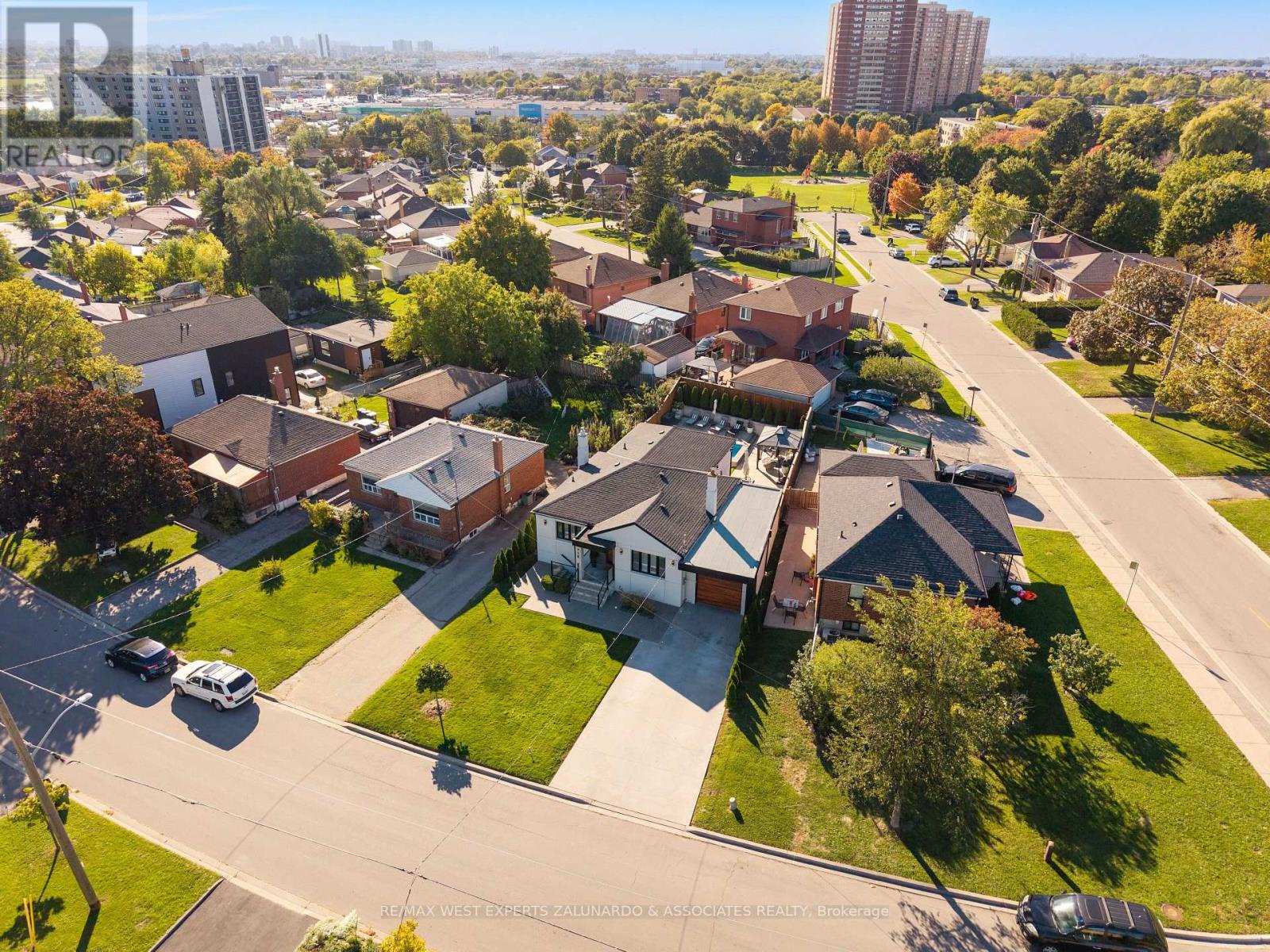 18 Smallwood Drive, Toronto (downsview-roding-cfb), Ontario