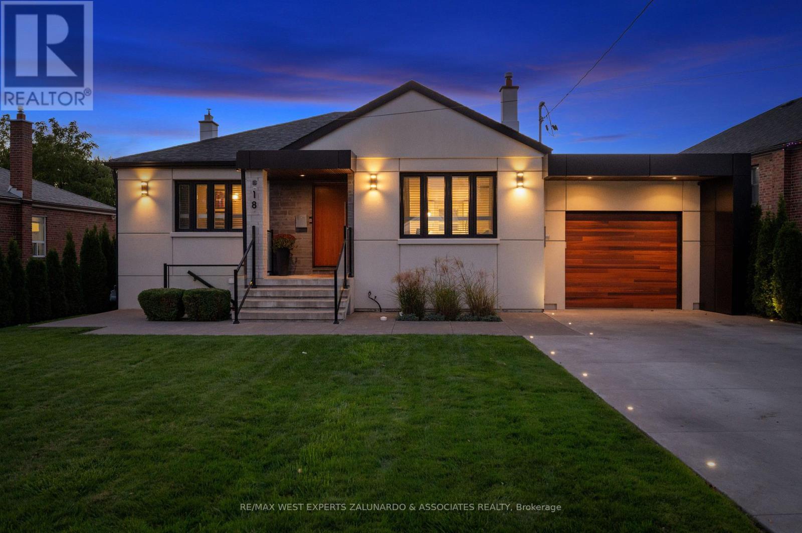 18 Smallwood Drive, Toronto (downsview-roding-cfb), Ontario