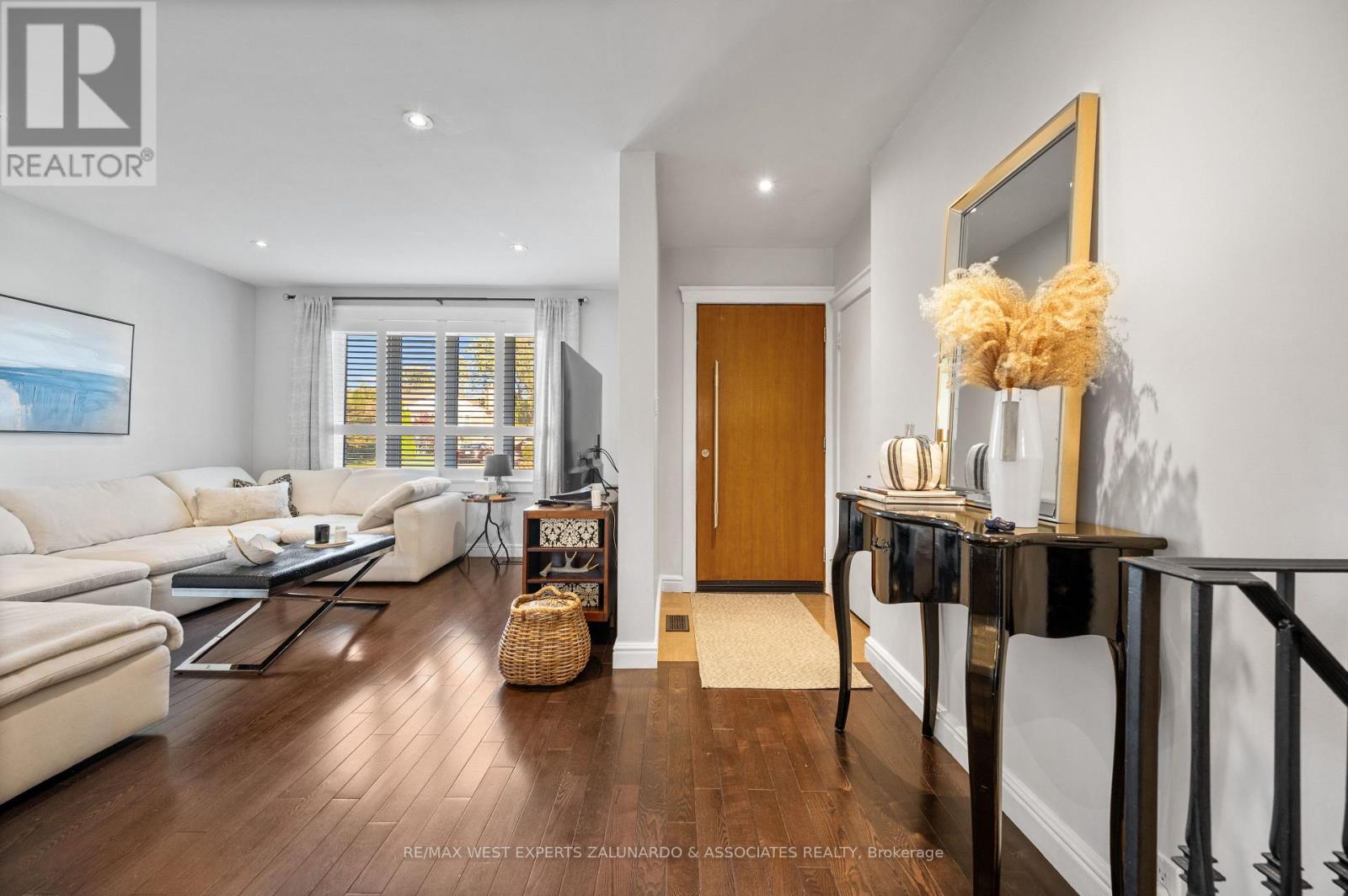 18 Smallwood Drive, Toronto (downsview-roding-cfb), Ontario