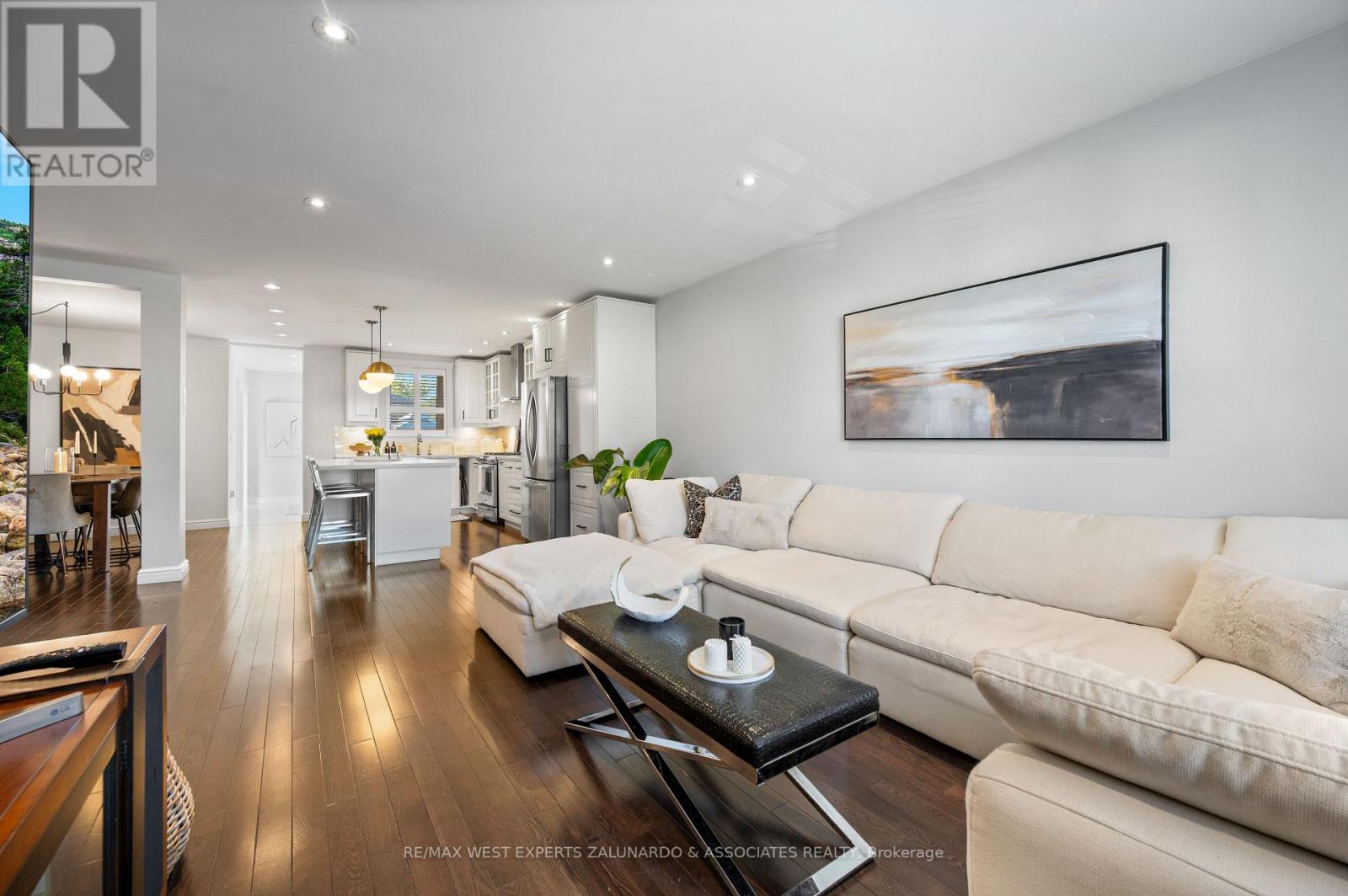 18 Smallwood Drive, Toronto (downsview-roding-cfb), Ontario