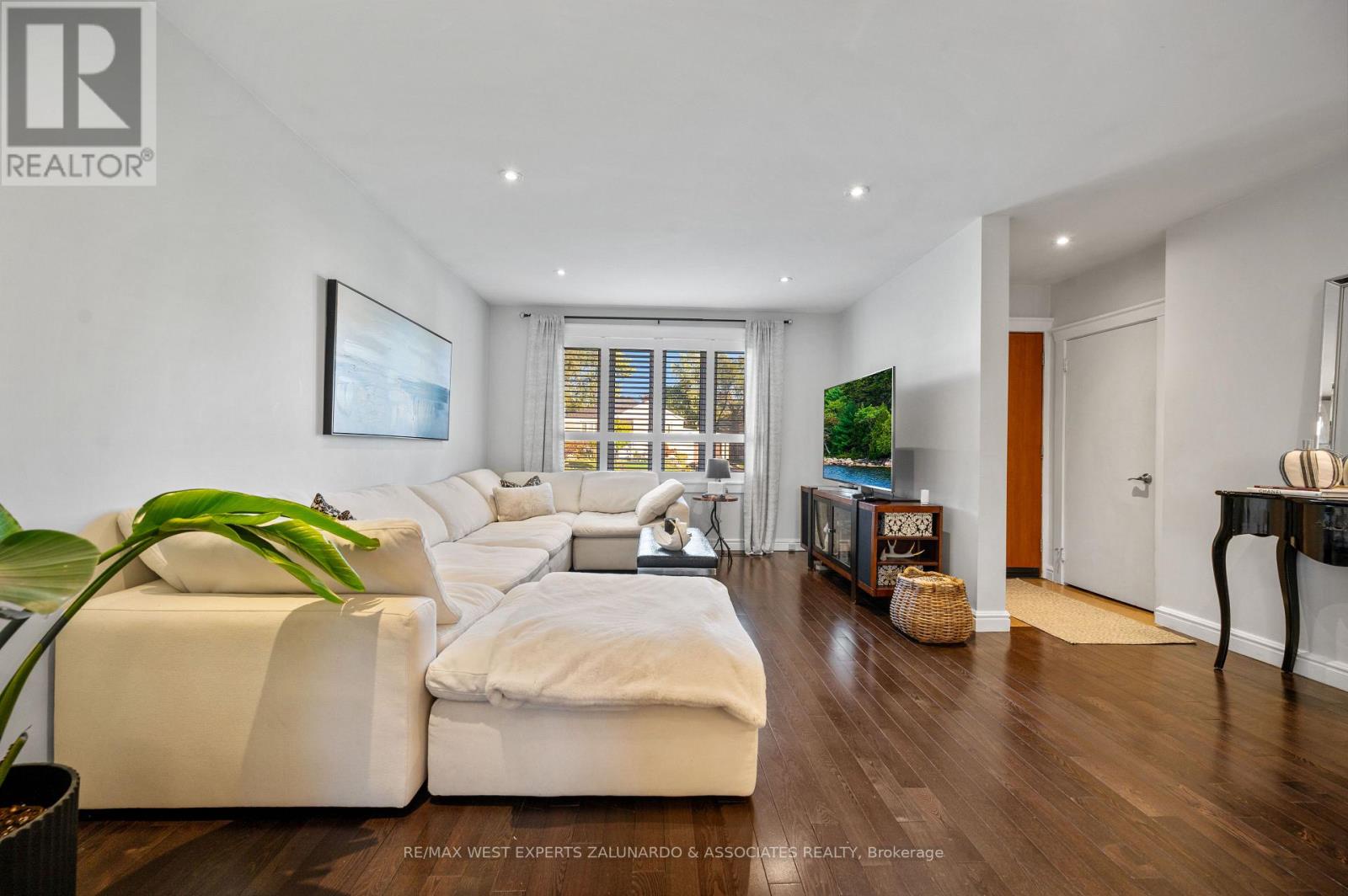 18 Smallwood Drive, Toronto (downsview-roding-cfb), Ontario